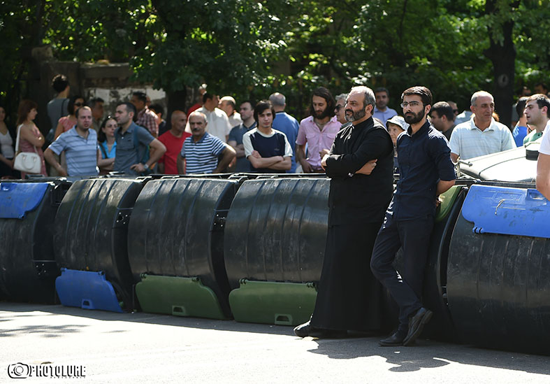 Տ. Բագրատ Եպսկ. Գալստանեան՝ ցուցարարներու կողքին կը մասնակցի երթերուն