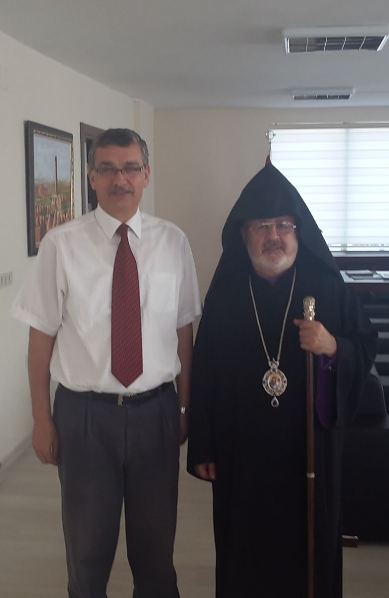 Սրբազան Հայրը քաղաքապետին հետ