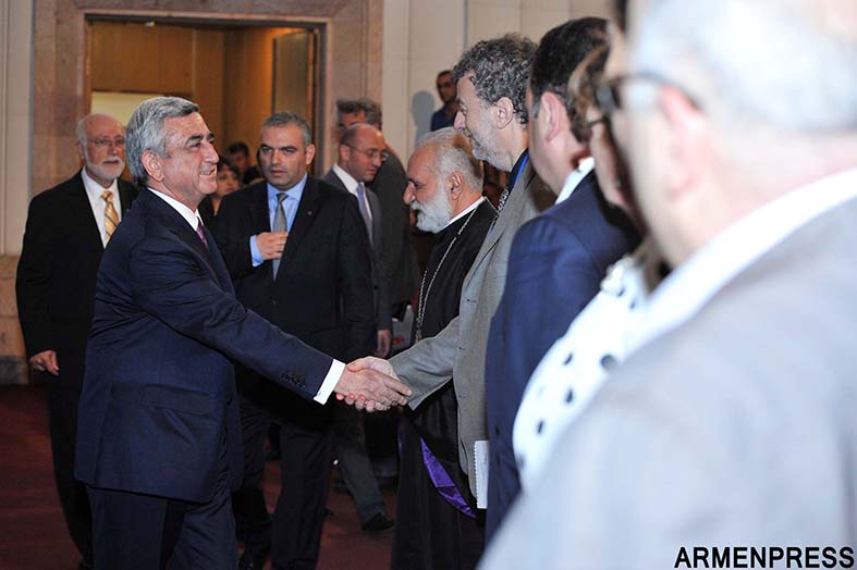 Սերժ Սարգսեան կը դիմաւորուի համաժողովի բացման