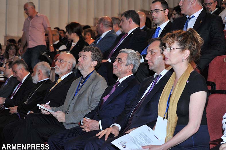 Նախագահ Սարգսեան կը հետեւի բացման նիստի ելոյթներուն