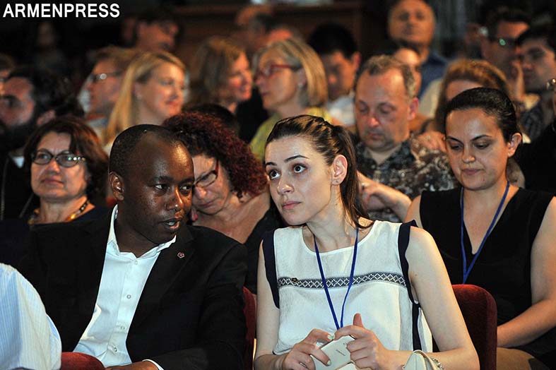 Համաժողովի բացման մասնակիցները կը հետեւին ելոյթներուն