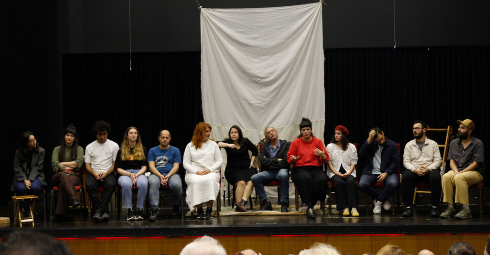 Դերասանները երեկոյթի աւարտին կ՚ողջունեն հանդիսատեսները (Լուսանկարը՝ Պաքըրգիւղէն)