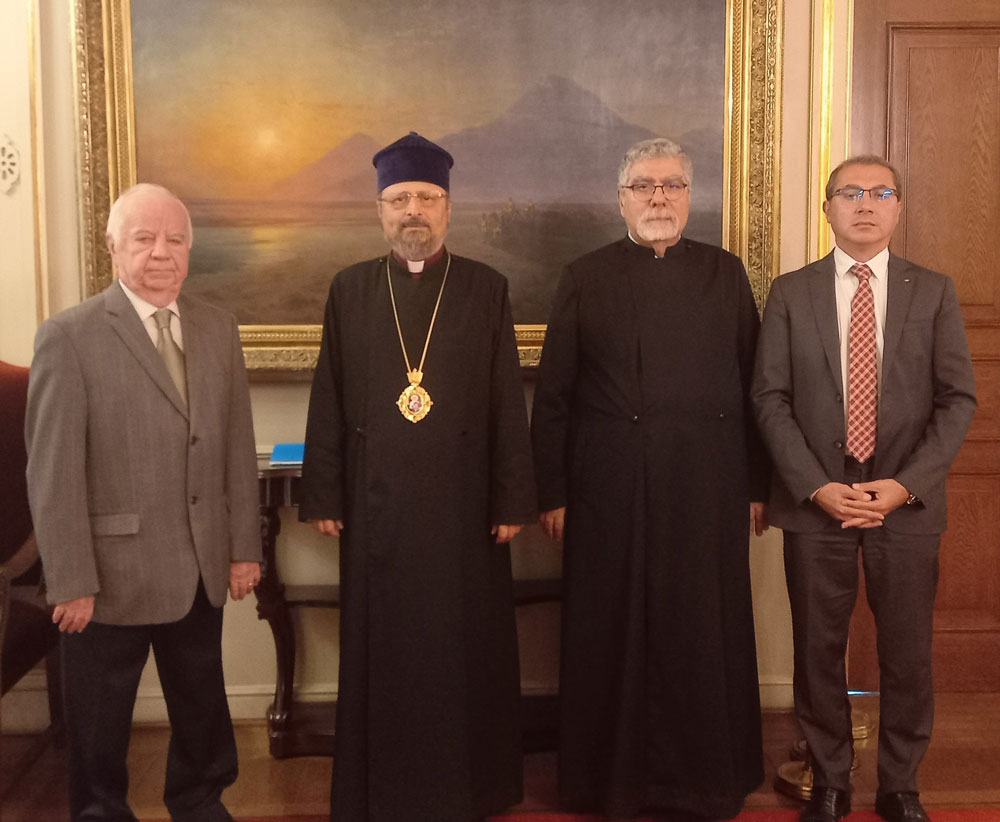 Ամեն. Ս. Պատրիարք Հայրը, տէր հայրը եւ ծխականները (Լուսանկարը՝ Պատրիարքարանէն)