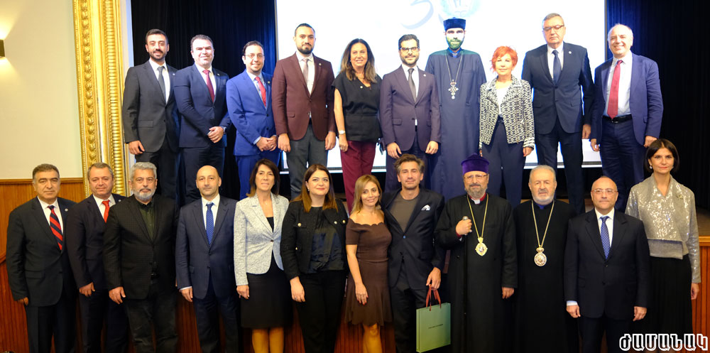 Ձեռնարկին յաջորդած յիշատակ-խմբանկարը «Նարեկեան» սրահի բեմին վրայ