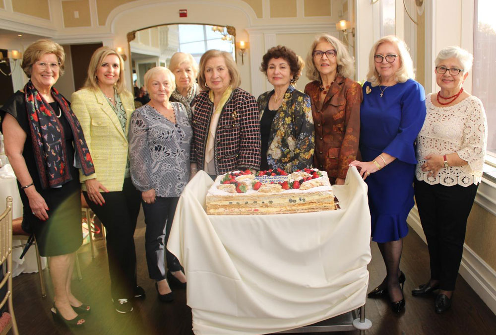 Էսաեանցի շրջանաւարտներ դպրոցի յոբելեանին առթիւ պատրաստուած կարկանդակին շուրջ, բարձր տրամարդութեան մէջ