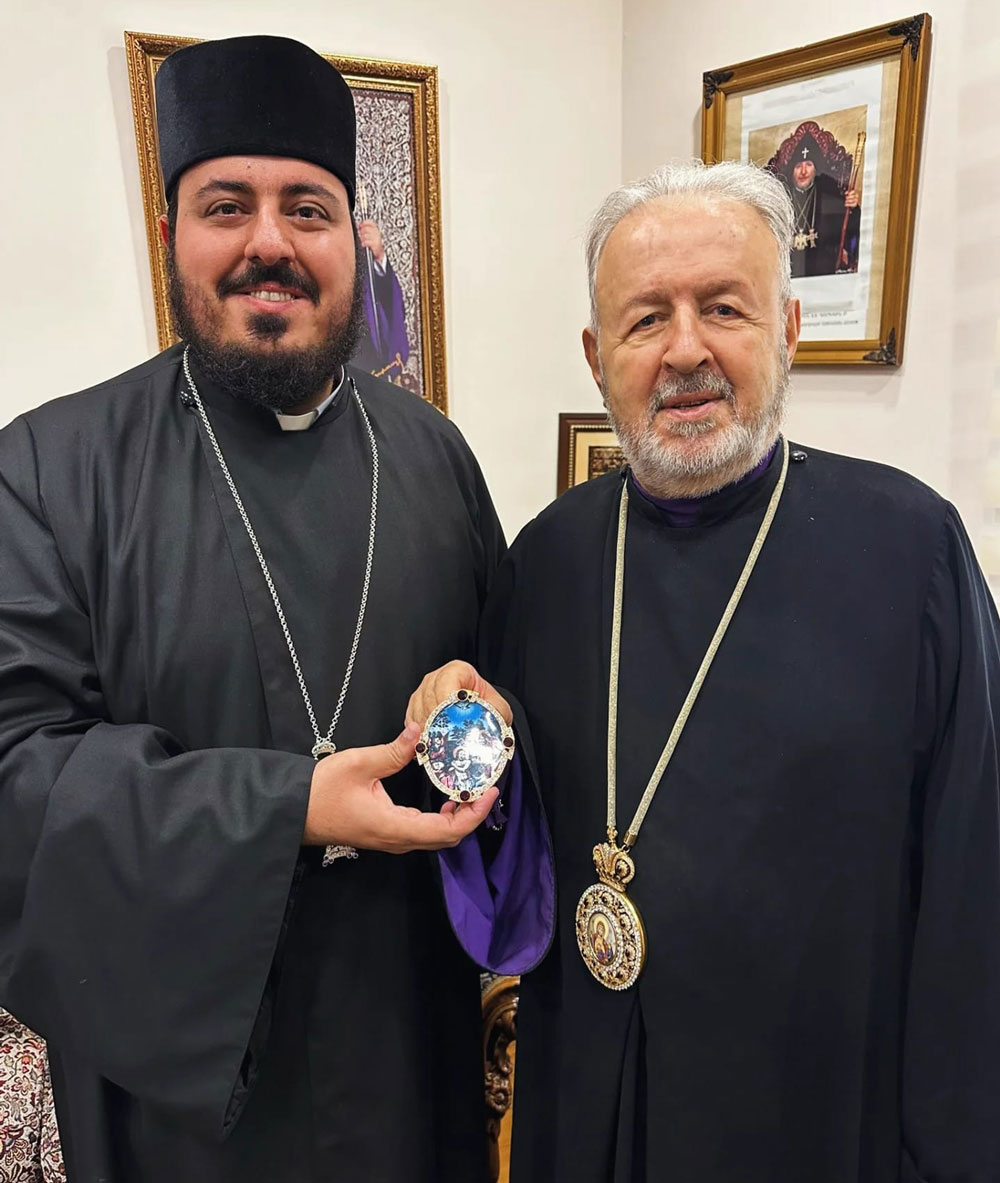 Հայր սուրբը յուշանուէր կը ստանայ սրբազանին ձեռամբ