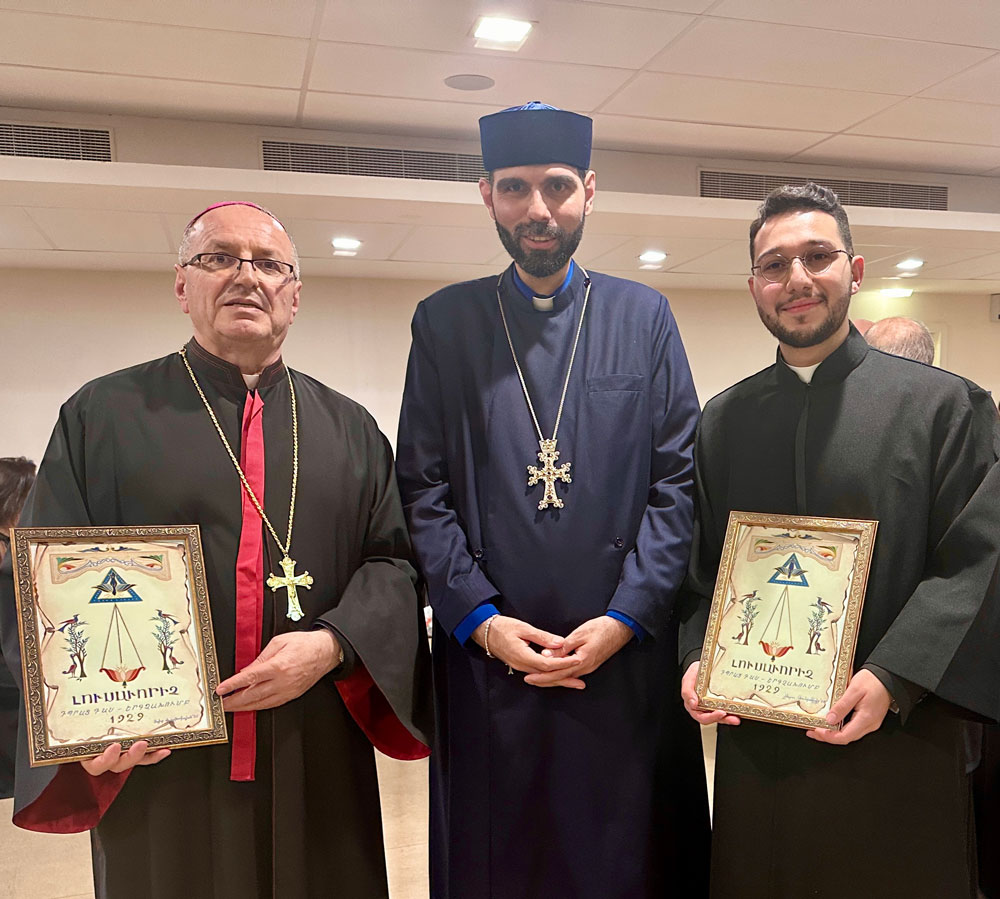 Համերգէն վերջ յուշանուէրներու յանձնում