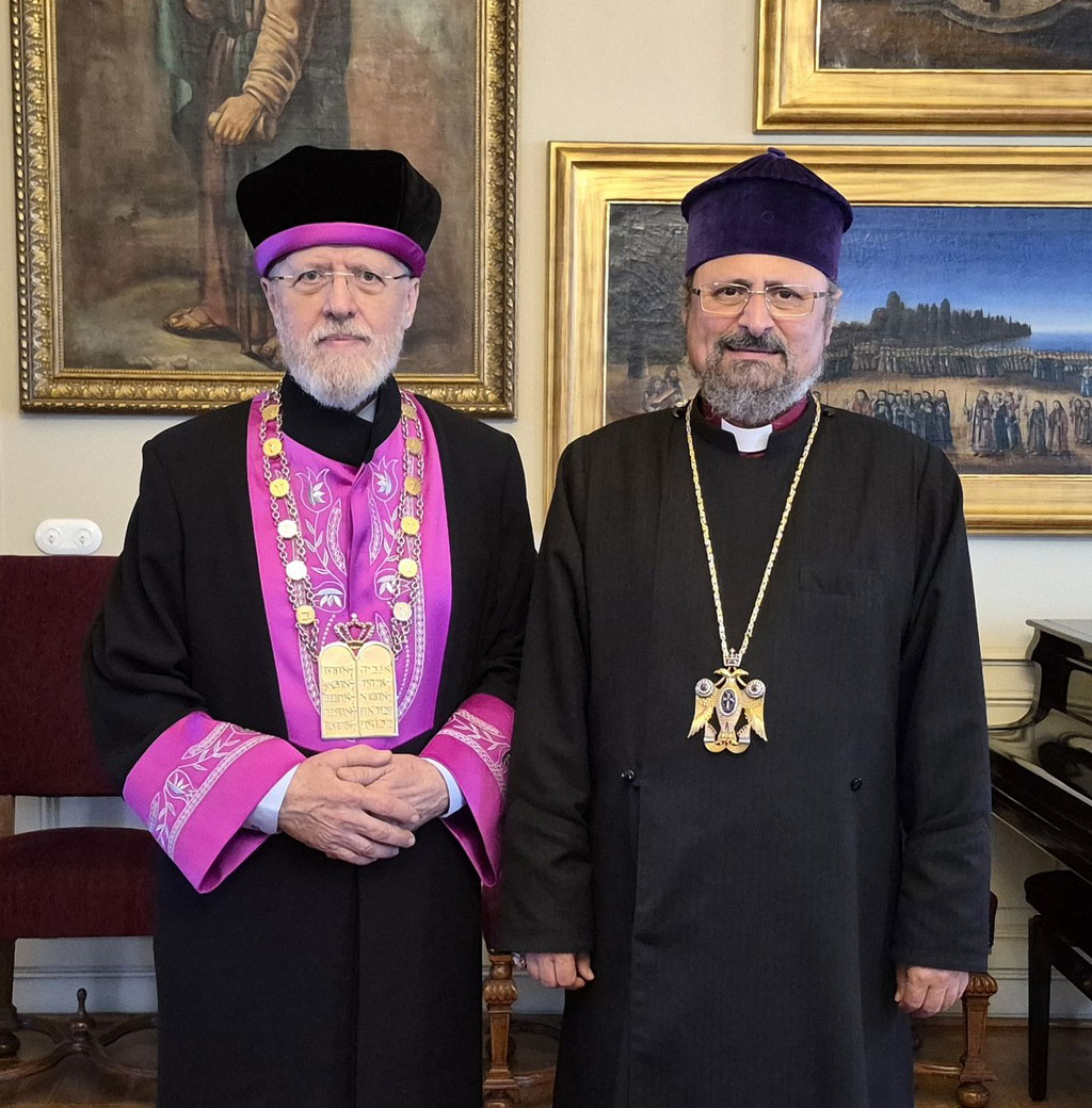 Նորին Ամենապատուութիւնը եւ հրէից րաբունապետ Ռաւ Սեւի դահլիճին մէջ