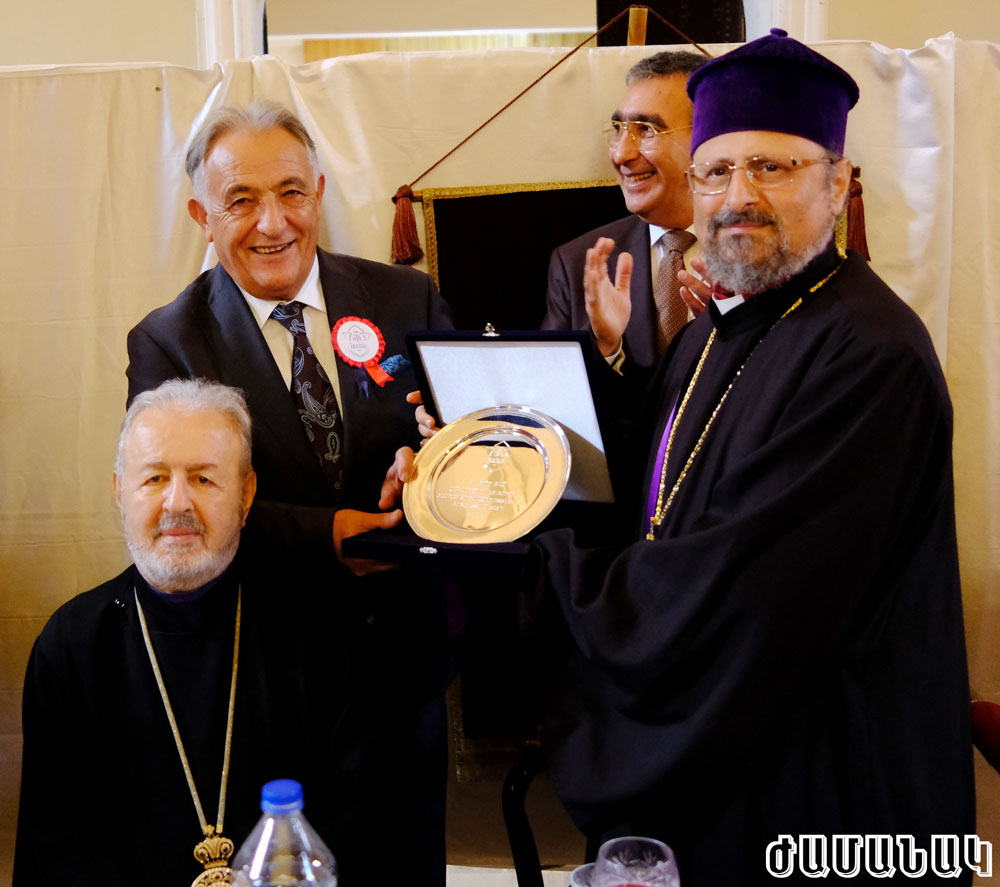 Էֆրիմ Պաղ յուշանուէր կը ստանայ Ամեն. Ս. Պատրիարք Հօր ձեռամբ