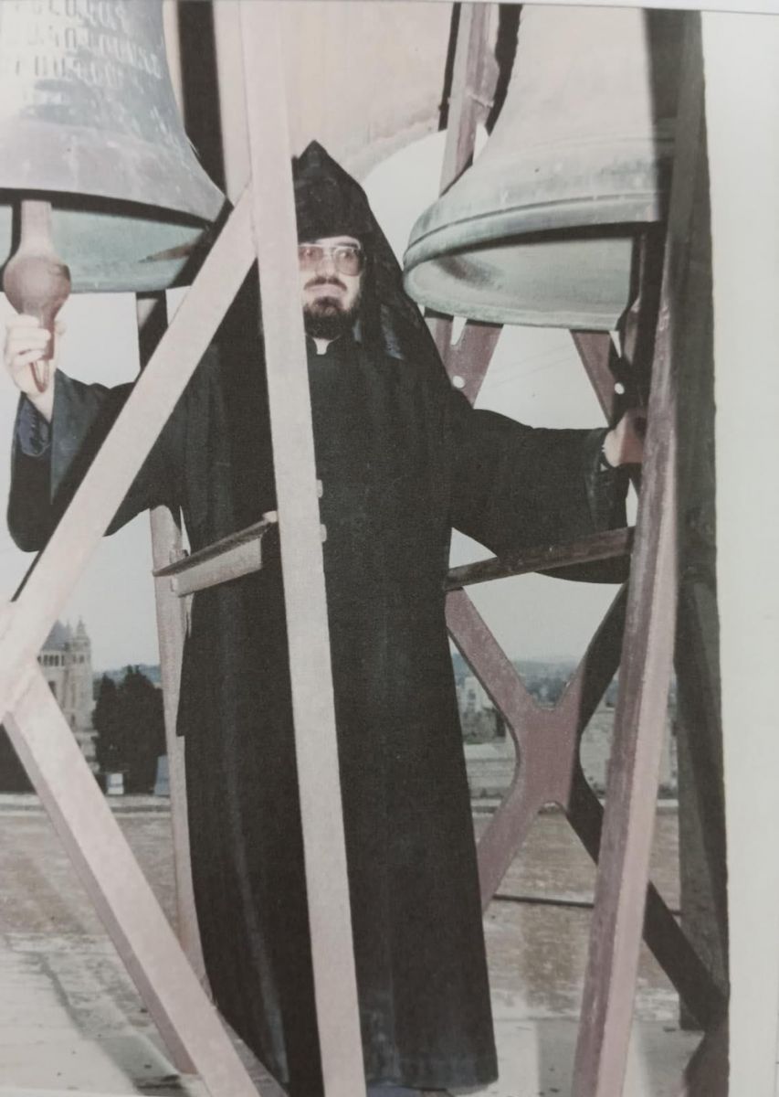 Հոգելոյս Հայր-Սուրբը կը հնչեցնէ Ս. Յակոբեանց տաճարի ծանր զանգերը