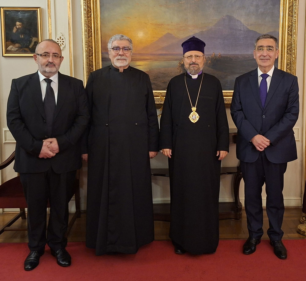 Խմբանկար մը դահլիճին մէջ (Լուսանկարը՝ Պատրիարքարանէն)