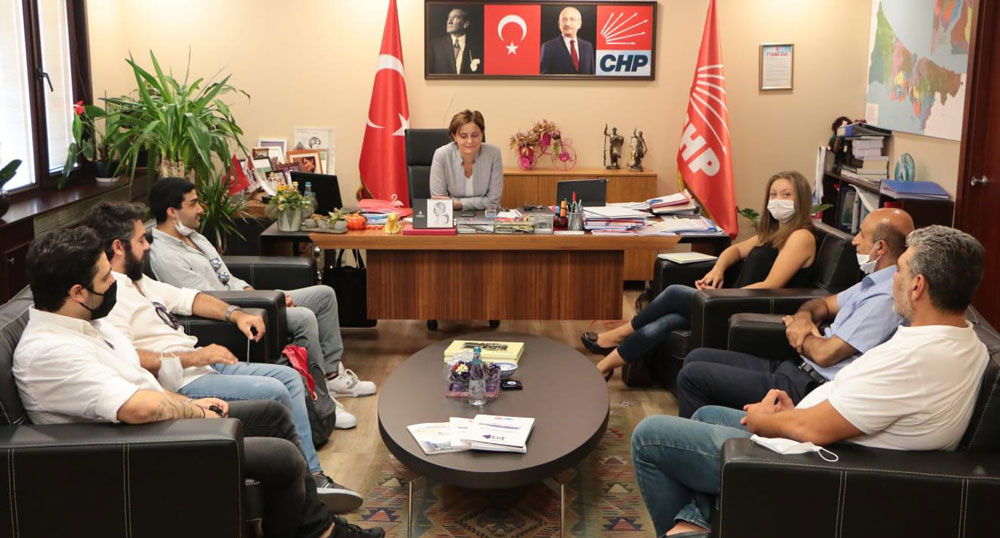 Ճանան Քաֆթանճըօղլու եւ «Մեր հայեր»ու ներկայացուցիչները զրոյցի ընթացքին (Լուսանկարը՝ հարթակէն)