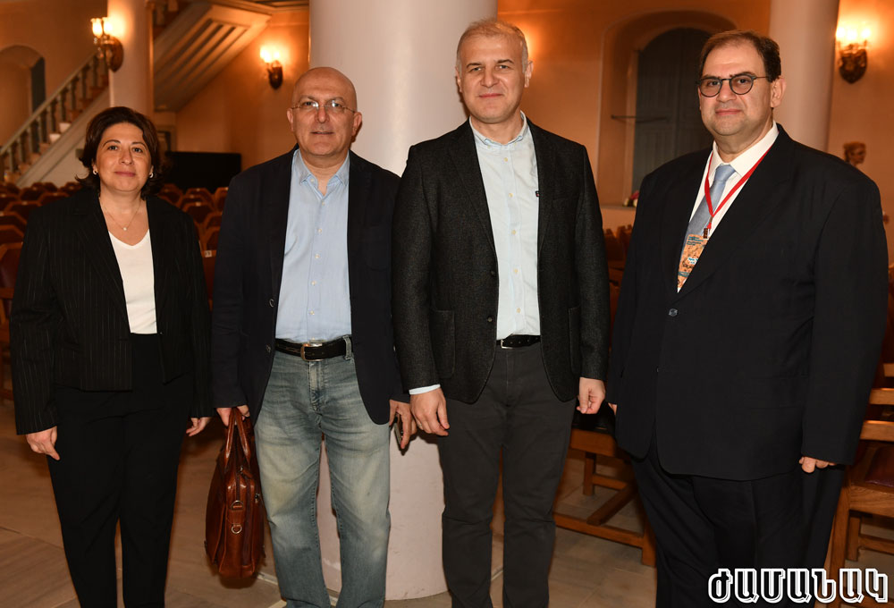 Այլին Գօչունեան, փրոֆ. Մաճիթ Քենանօղլու, փրոֆ. Ապտուրրահման Աթչըլ եւ Արա Գօչունեան (Լուսանկարներ՝ Մկրտիչ Արծիւեան - Կարօ Միլոշեան)