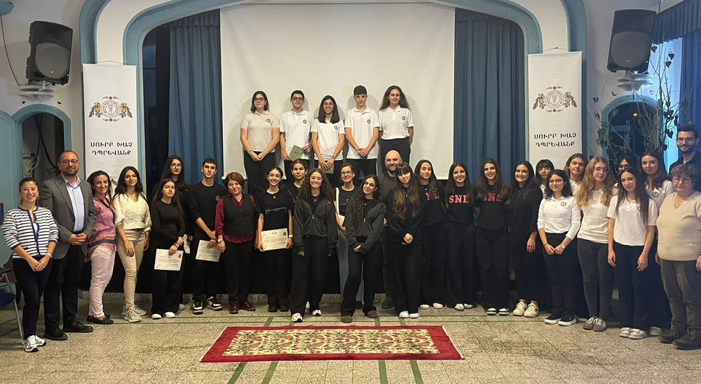 Սուրբ Խաչ դպրեվանքի սրահին մէջ ձեռնարկի մասնակիցներուն յիշատակ-խմբանկարը (Լուսանկարը՝ դպրոցէն)