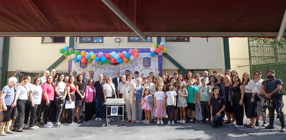 Շրջանաւարտից օրուան յիշատակ-խմբանկար մը դպրոցի պարտէզին մէջ (Լուսանկարը՝ Թոփգաբուէն)