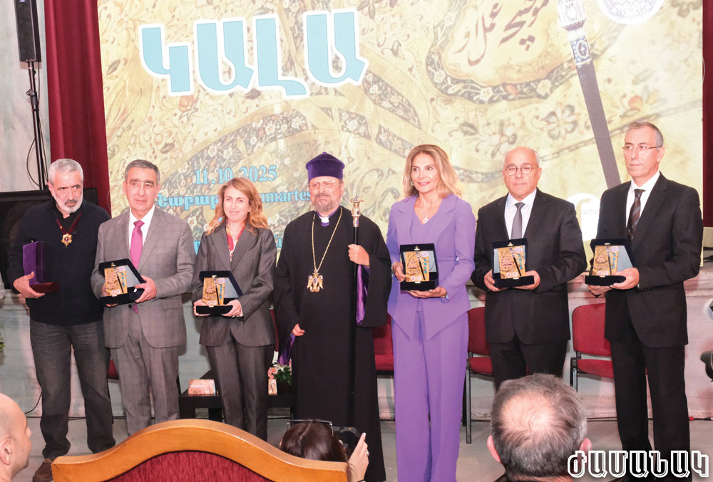 Ամեն. Ս. Պատրիարք Հօր ձեռամբ ԺԱՄԱՆԱԿ-ի ընտանիքին կողմէ պատրաստուած յուշանուէրները ստացան՝ Աթոռանիստ Մայր եկեղեցւոյ թաղային խորհուրդի ատենապետ Հրանդ Մոսկոֆեան, Մելիսսա Կիւլմէզկիլ-Պաղ, Ժանէթ Շիրինօղլու, Օրթագիւղի Ս. Աստուածածին եկեղեցւոյ թաղային խորհուրդի ատենապետ Սարգիս Չեթինքայա եւ Ռումելիհիսարի Ս. Սանթուխտ եկեղեցւոյ թաղային խորհուրդի ատենապետ Օշին Փոլատ։ Ձախին՝ օրուան մեծարեալը Տիգրան Պասկեւիչեան։