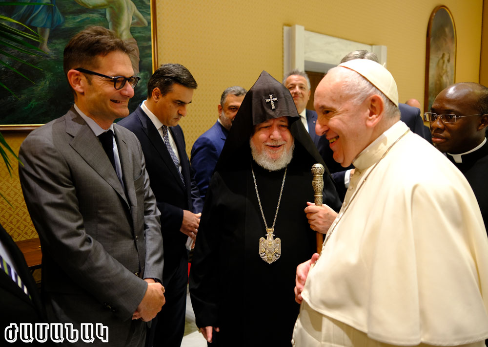 Վեհափառ Հայրապետը եւ Սրբազան Պապը ՀԲԸՄ-ի Կեդրոնական վարչութեան անդամներէն Ժոզէֆ Ուղուրլեանի հետ